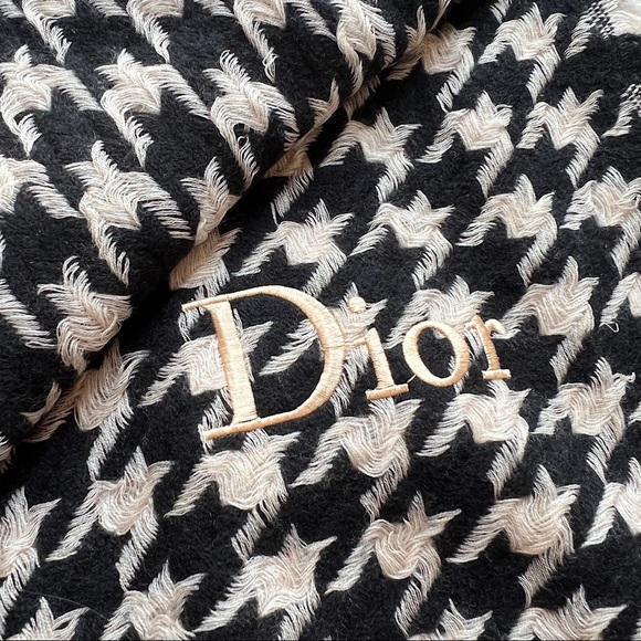 (SOLD)Christian Dior Houndstooth Tweed Wool Light Scarf - Picture 11 of 11
